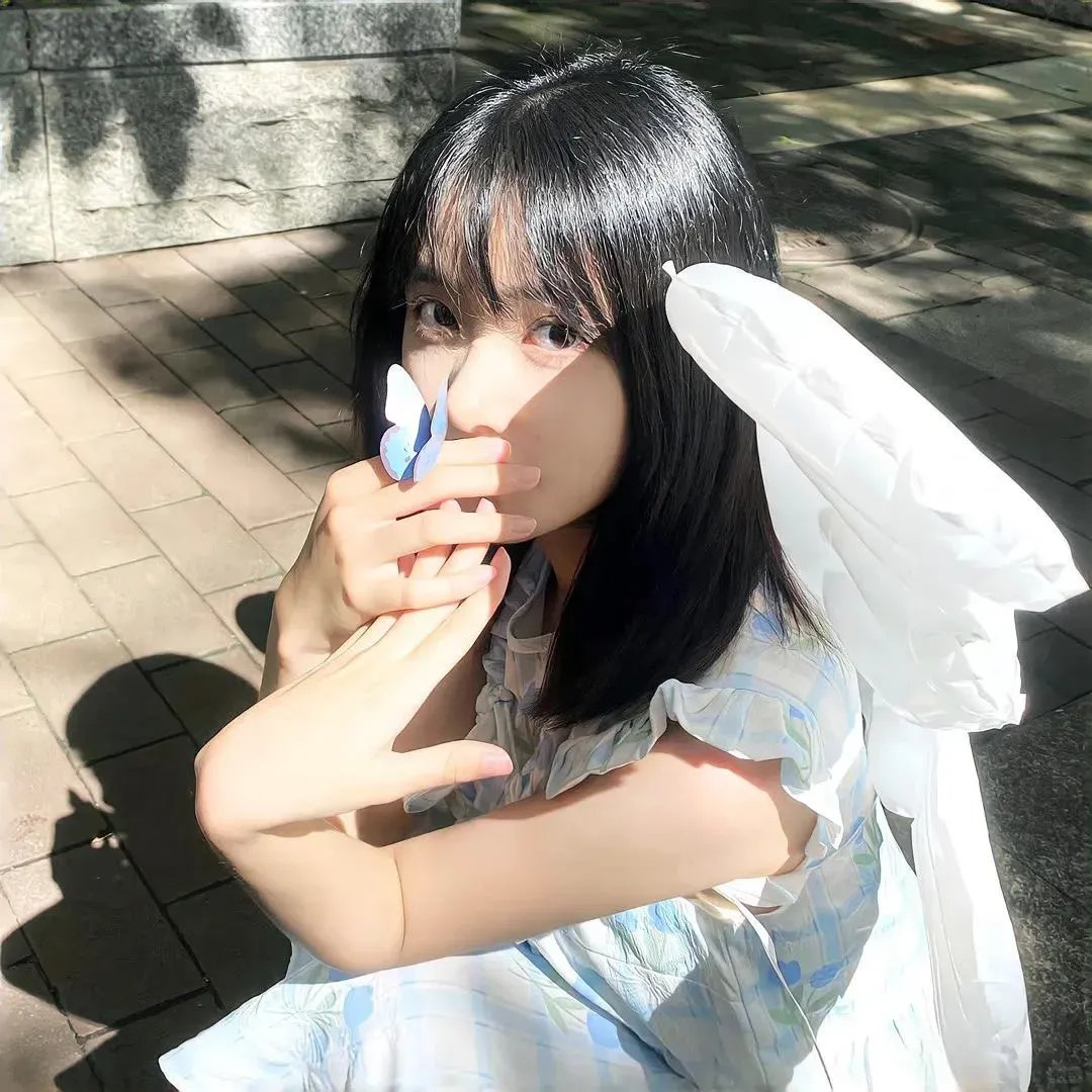 穿黄睡衣的女孩